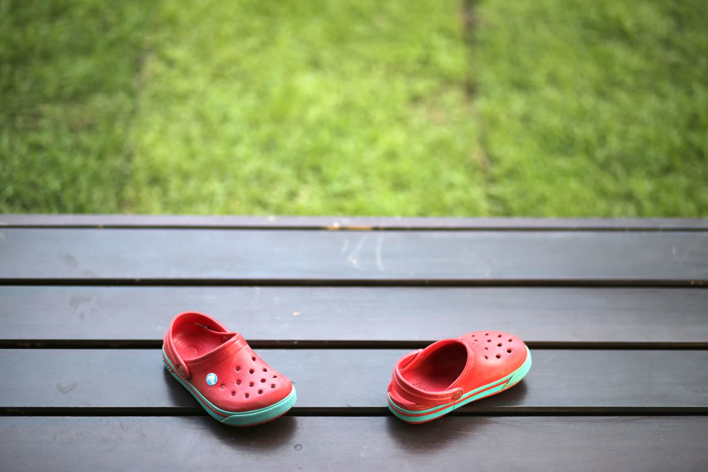 Kinderschuhe auf einer Holzbank