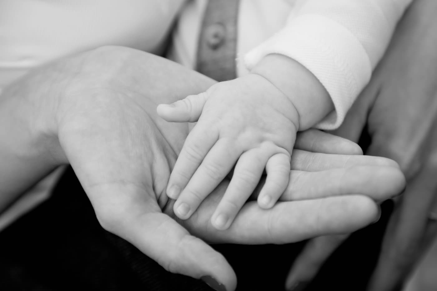 Babyhand in einer Erwachsenenhand